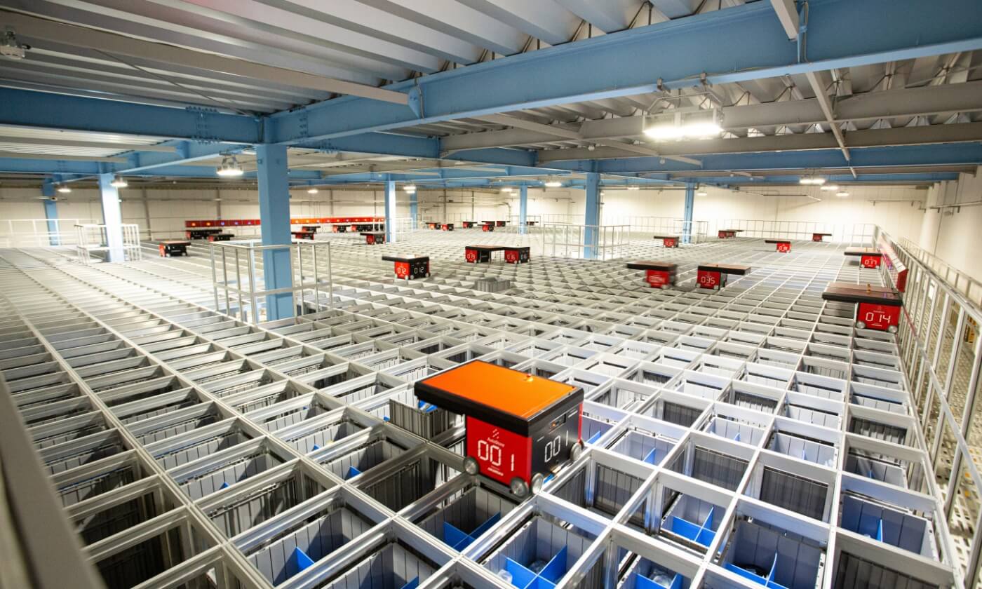 倉庫内部のロボットカー